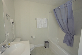 Sky Blue Vacation Condo, Myrtle Beach - En-Suite Bathroom